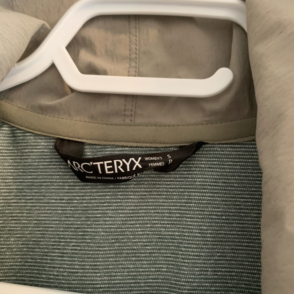 Arc'teryx white windbreaker jacket size small - Picture 4 of 4